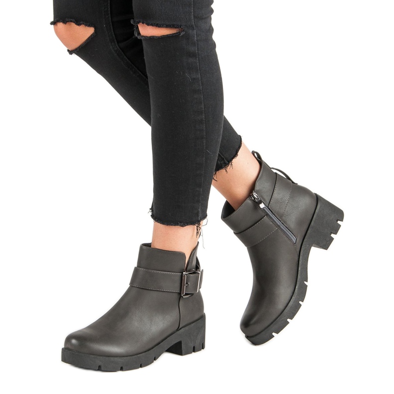 Kayla Szürke munkások a platformon 2