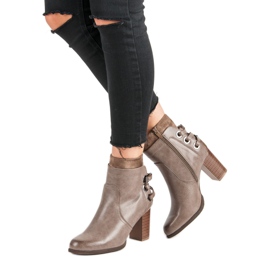 Super Mode Elegáns csizma egy oszlopon barna 2