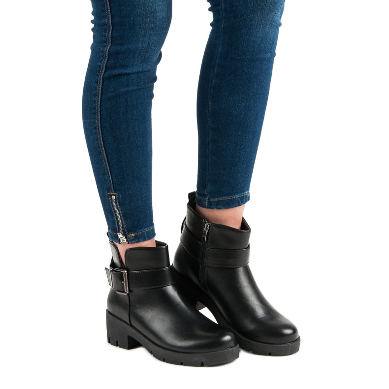 Kayla Fekete munkások a platformon 1