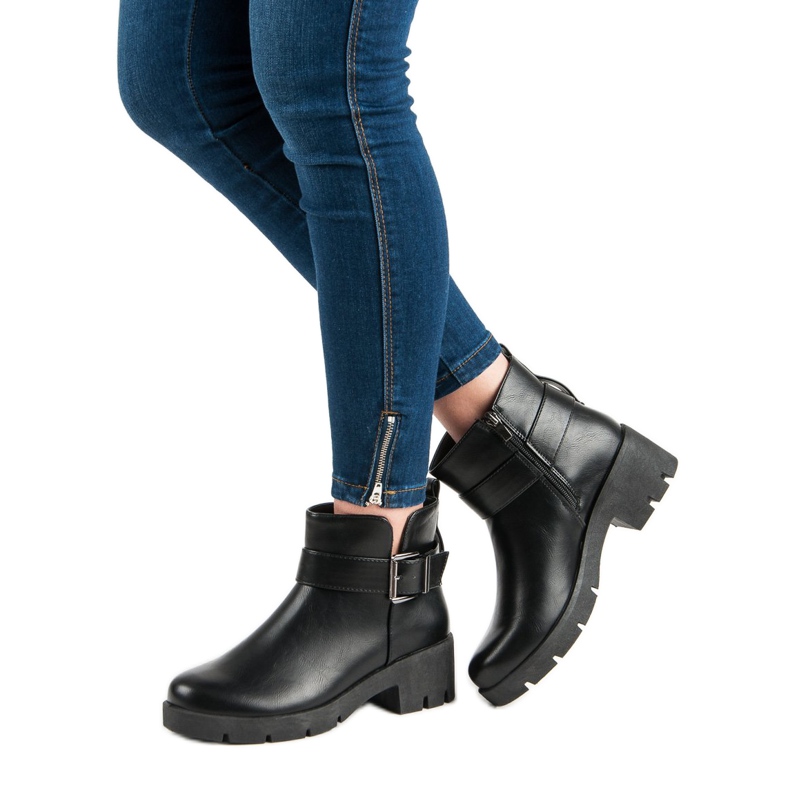 Kayla Fekete munkások a platformon 2