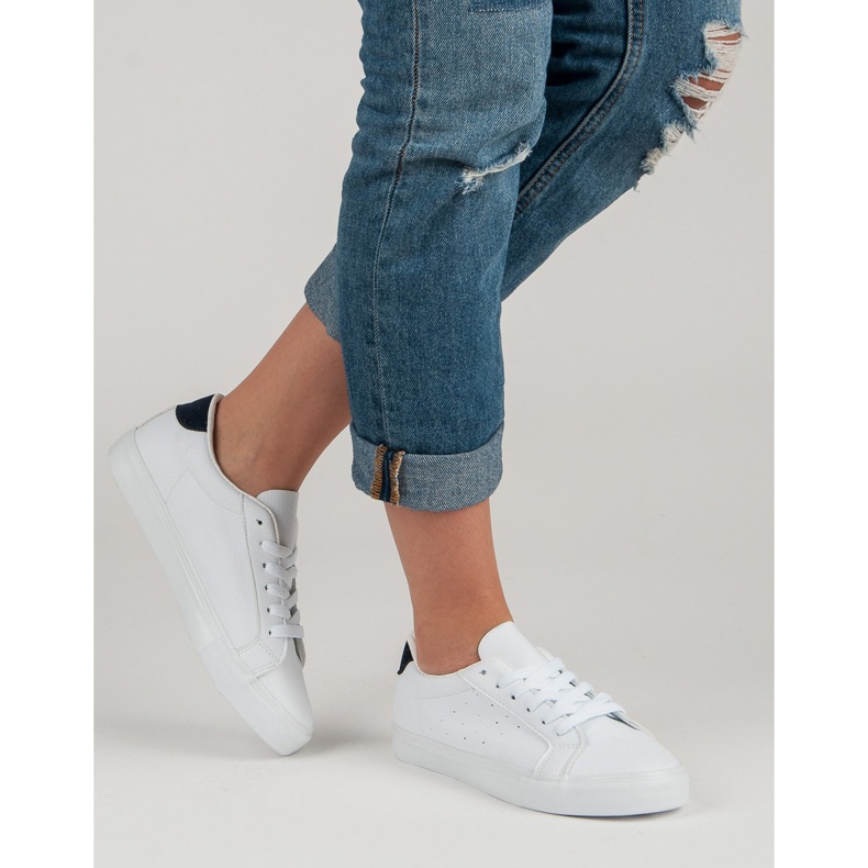 Fehér sportcipő fekete 1