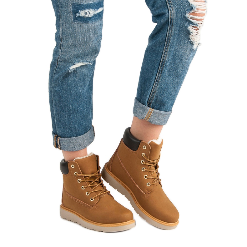 Trapperek a platformon barna 1