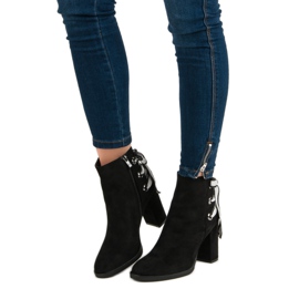 Ideal Shoes Divatos csizma a poszton fekete 1 Ideal Shoes Divatos csizma a poszton fekete 1