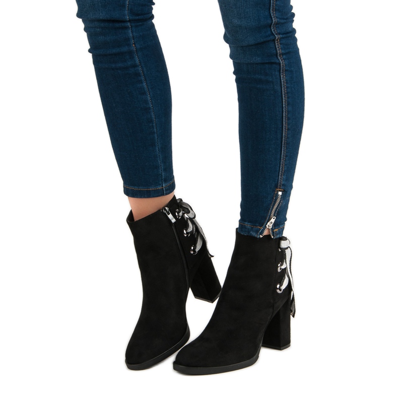 Ideal Shoes Divatos csizma a poszton fekete 1 Ideal Shoes Divatos csizma a poszton fekete 1