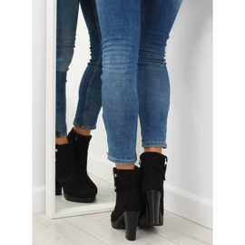 Fekete magas sarkú csizma BK3233 Fekete 1