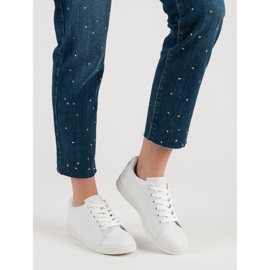 Fehér cipők szívvel 1