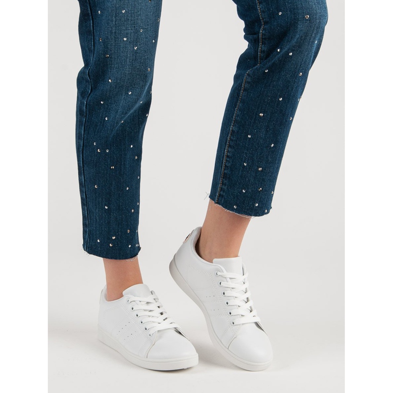 Fehér cipők szívvel 1