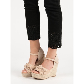 Top Shoes Bézs színű szandál virággal 2