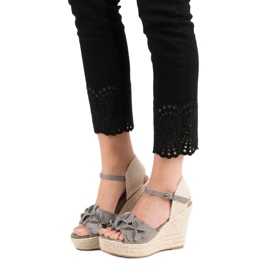 Top Shoes Szürke szandál virággal 2