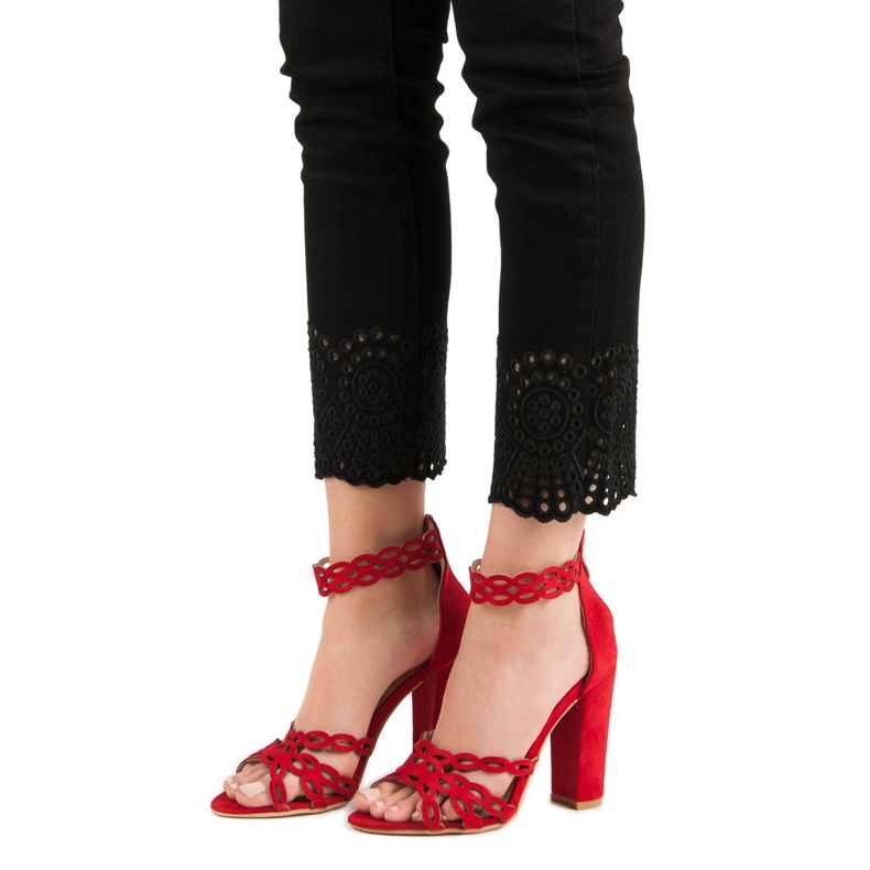 Laura Mode Piros szandál egy bárban 1