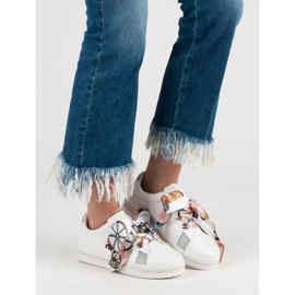 Szalaggal átkötött sportcipő fehér 2