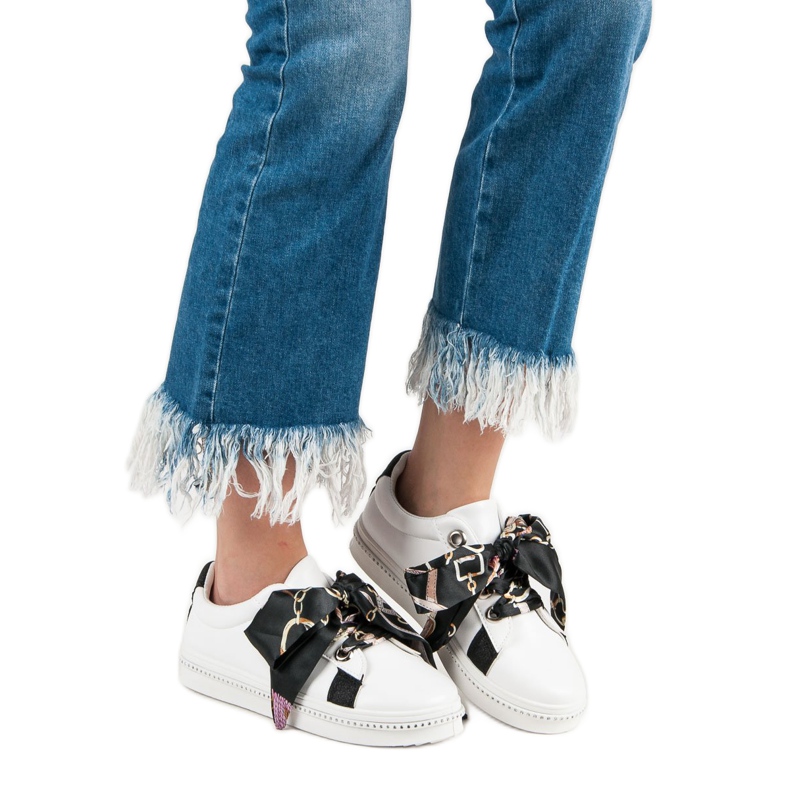 Szalaggal átkötött sportcipő fehér 2