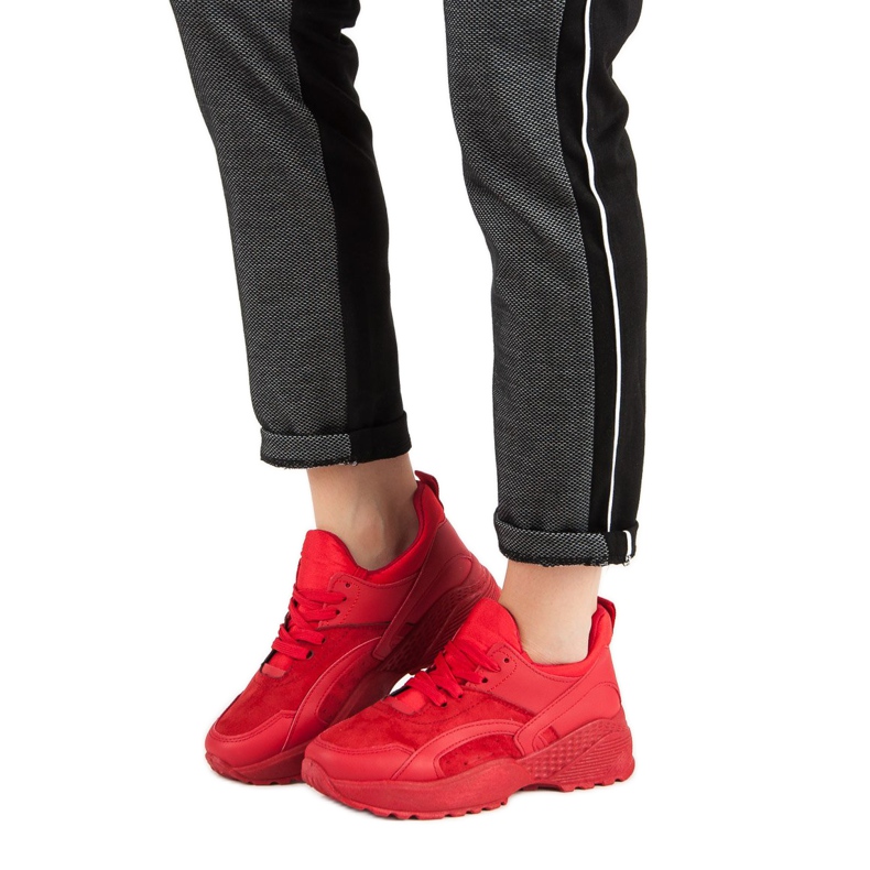 Small Swan Piros cipők a platformon 1