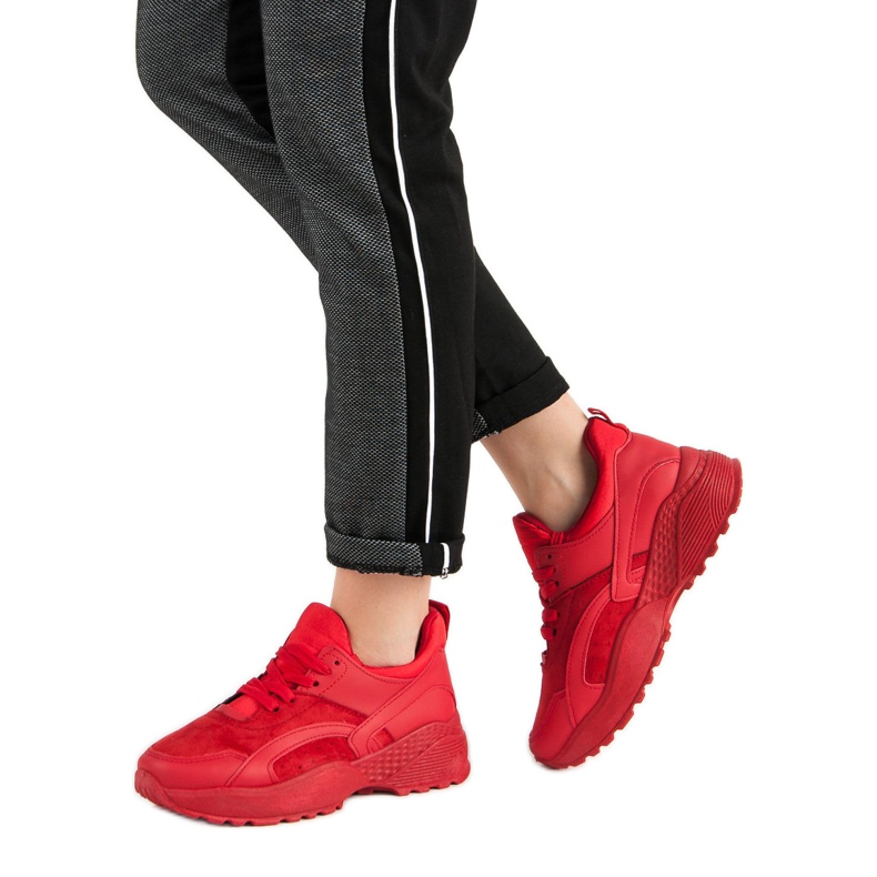 Small Swan Piros cipők a platformon 2