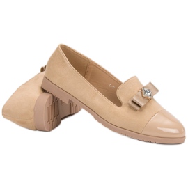 Lakkozott orral rendelkező urak barna 2