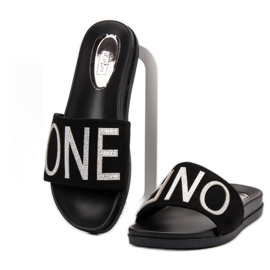 Filippo Fekete egy papucs 1