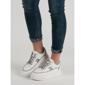 Fehér kúszónövények csillogással 2