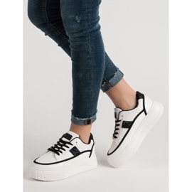 Fehér kúszónövények csillogással 1