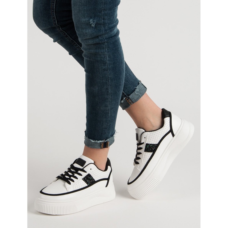 Fehér kúszónövények csillogással 1