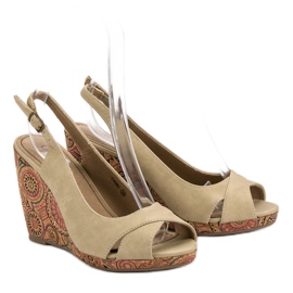 Corina Divatos Ethno szandál barna 2