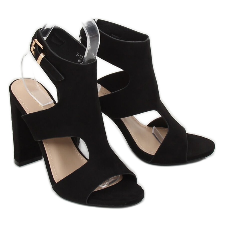 Fekete szandál a poszton J-8711 Fekete 1