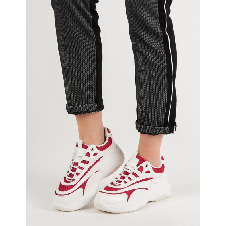 Fehér és piros cipők 2