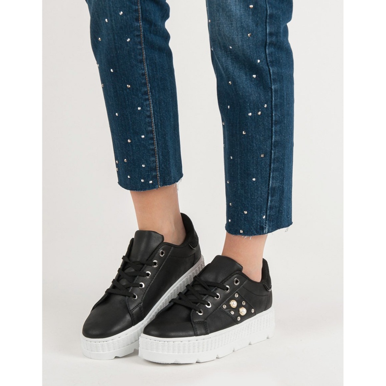 Fekete cipő a platformon 2 Fekete cipő a platformon 2