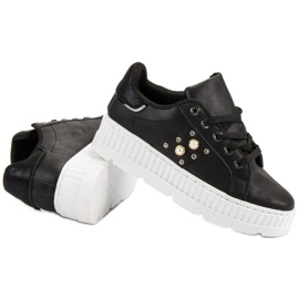 Fekete cipő a platformon 1 Fekete cipő a platformon 1