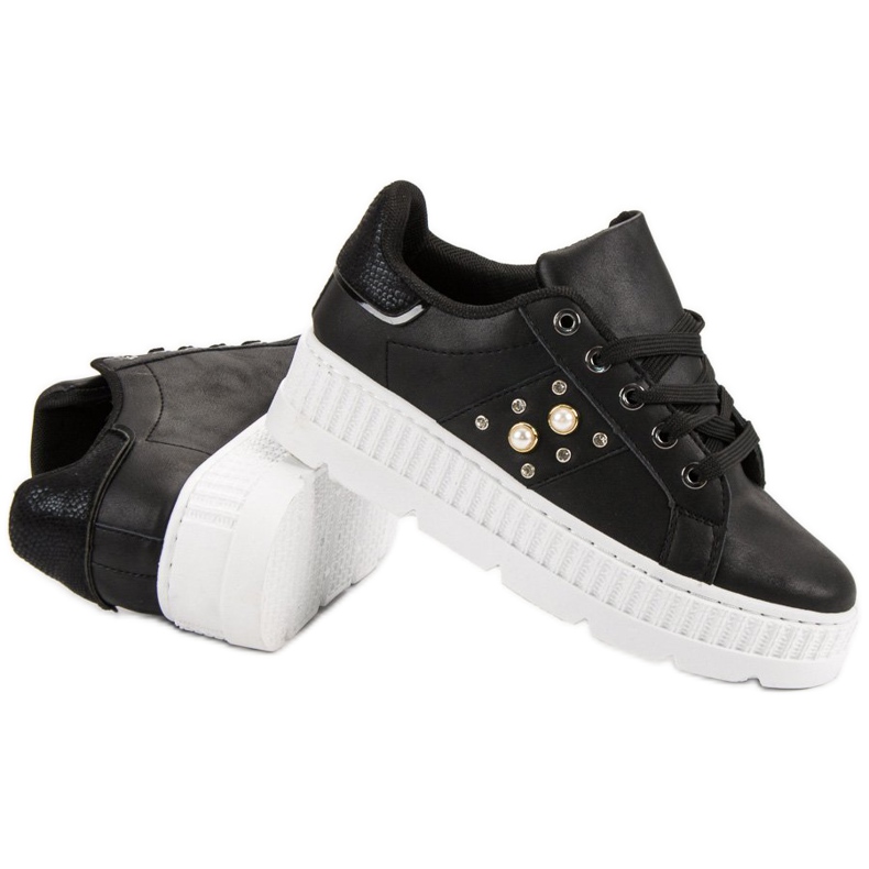 Fekete cipő a platformon 1 Fekete cipő a platformon 1