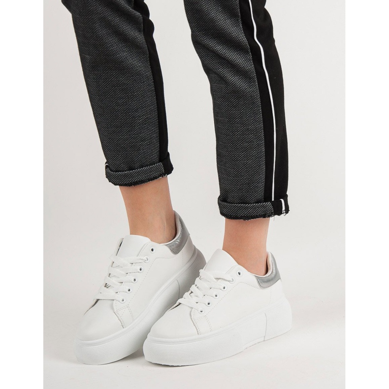 Renda Fehér cipő a platformon 1