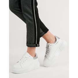 Renda Fehér cipő a platformon 2