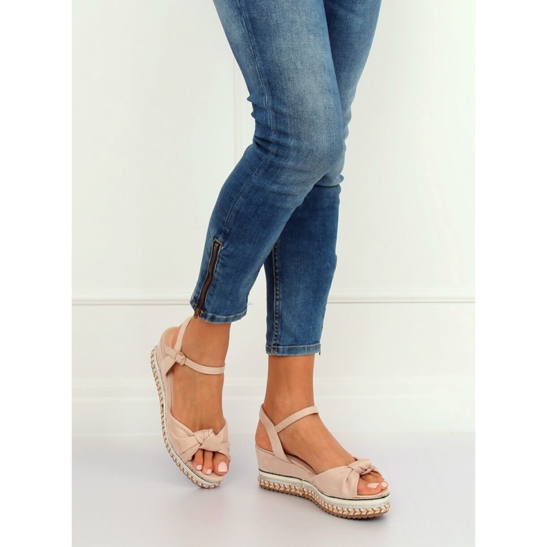 Bézs szandál ék sarkán B126 Bézs 2
