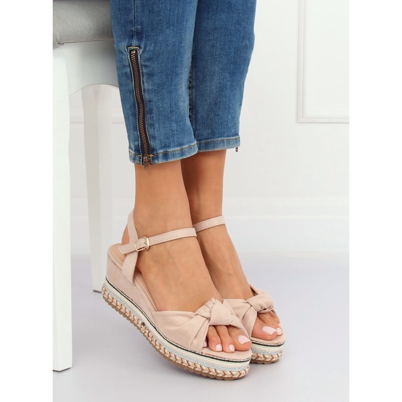 Bézs szandál ék sarkán B126 Bézs 1