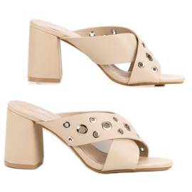 Bézs papucs a bárban 1