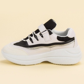 Divatos fehér és fekete cipők 1