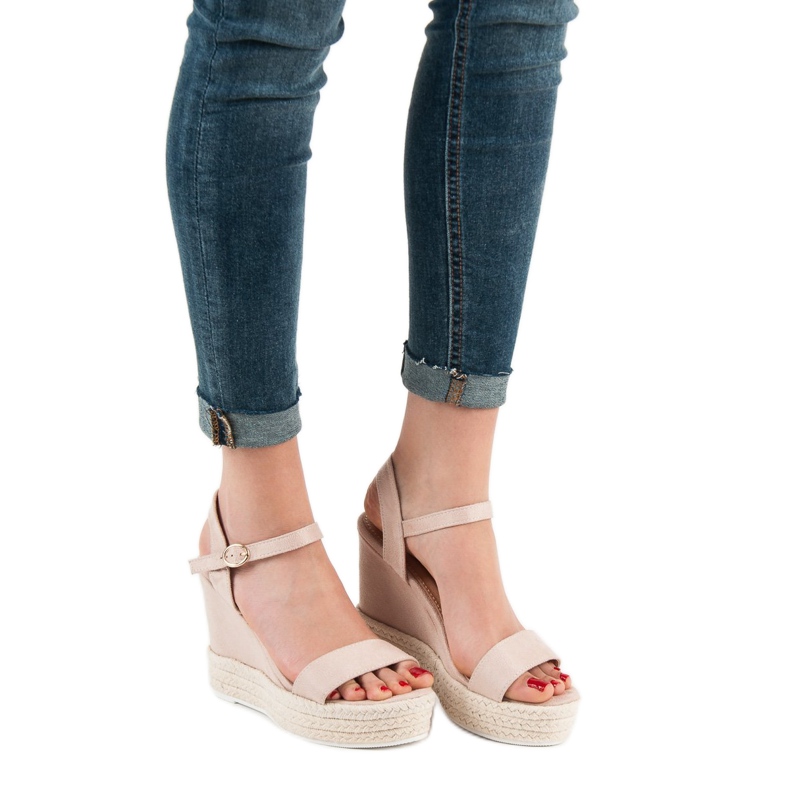 Ideal Shoes Stílusos ék szandál bézs 2 Ideal Shoes Stílusos ék szandál bézs 2