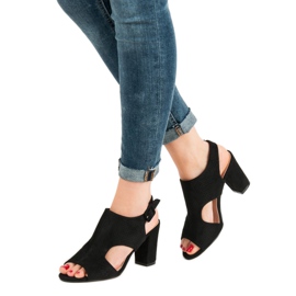 Áttört szandál egy poszton fekete 1