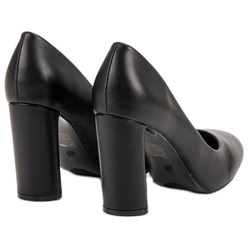 Small Swan Fekete szivattyúk egy oszlopon 1