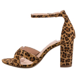 Ideal Shoes Szandál a bárban barna 2