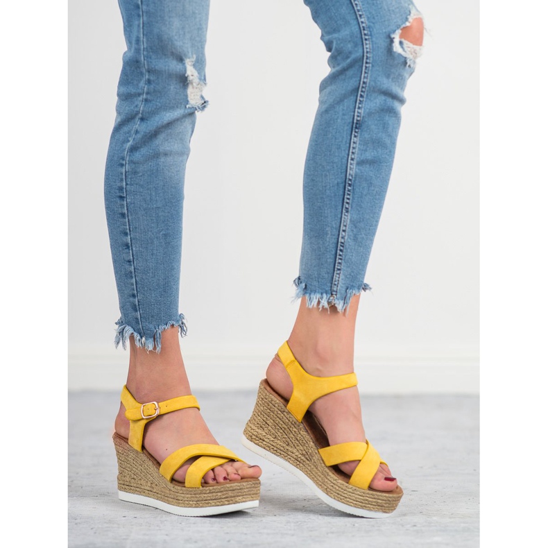 JESSY ROSS Sárga velúr szandál 1