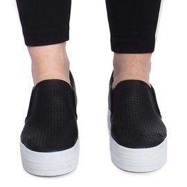 Fekete áttört cipők a Rockvale ékén 1