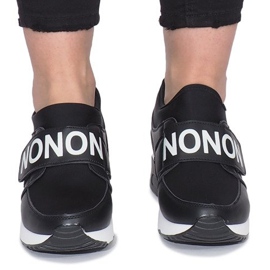 Fekete sportcipők a Monon égen 1