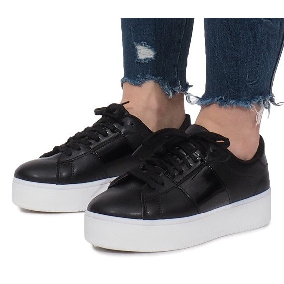 Fekete cipők a Livet De Lux platformon 1