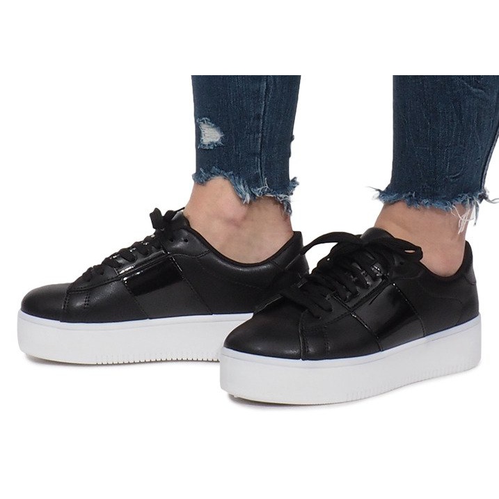 Fekete cipők a Livet De Lux platformon 2