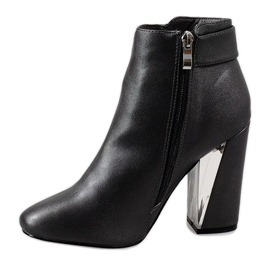 Szürke csizma az MJ1515 oszlopon 1 Szürke csizma az MJ1515 oszlopon 1