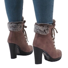 Khaki csizma az N50 oszlopon zöld 1