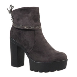 Szigetelt szürke csizma az S80 oszlopon 1 Szigetelt szürke csizma az S80 oszlopon 1