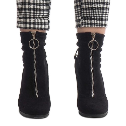 Fekete velúr bokacsizma a C-7179 oszlopon 2