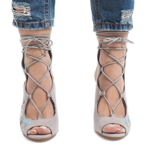 Szürke nyitott csizma az oszlopon 1610-223 2