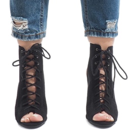 Fekete nyitott csizma a sarkán 1610-22 2